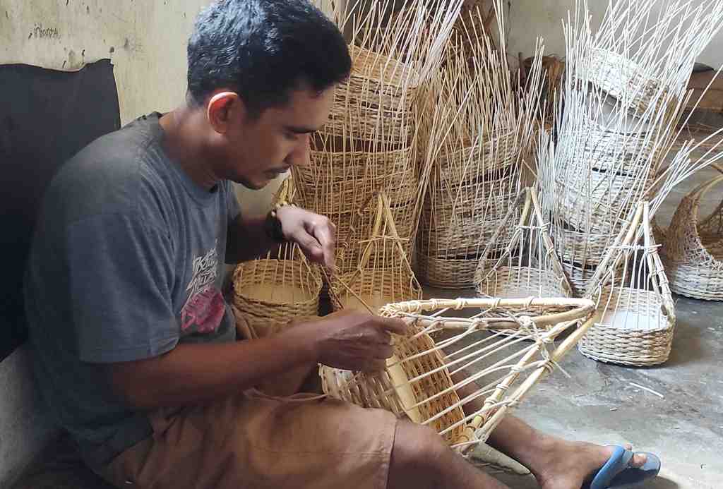 KERAJINAN ANYAMAN ROTAN