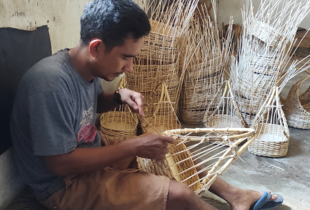 KERAJINAN ANYAMAN ROTAN