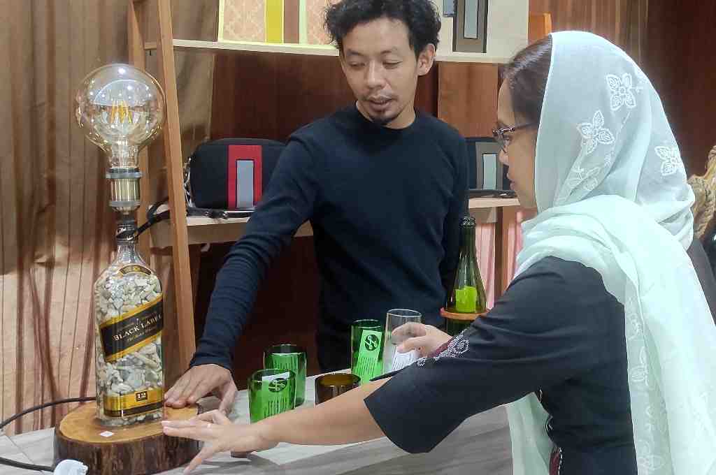KERAJINAN BOTOL BEKAS