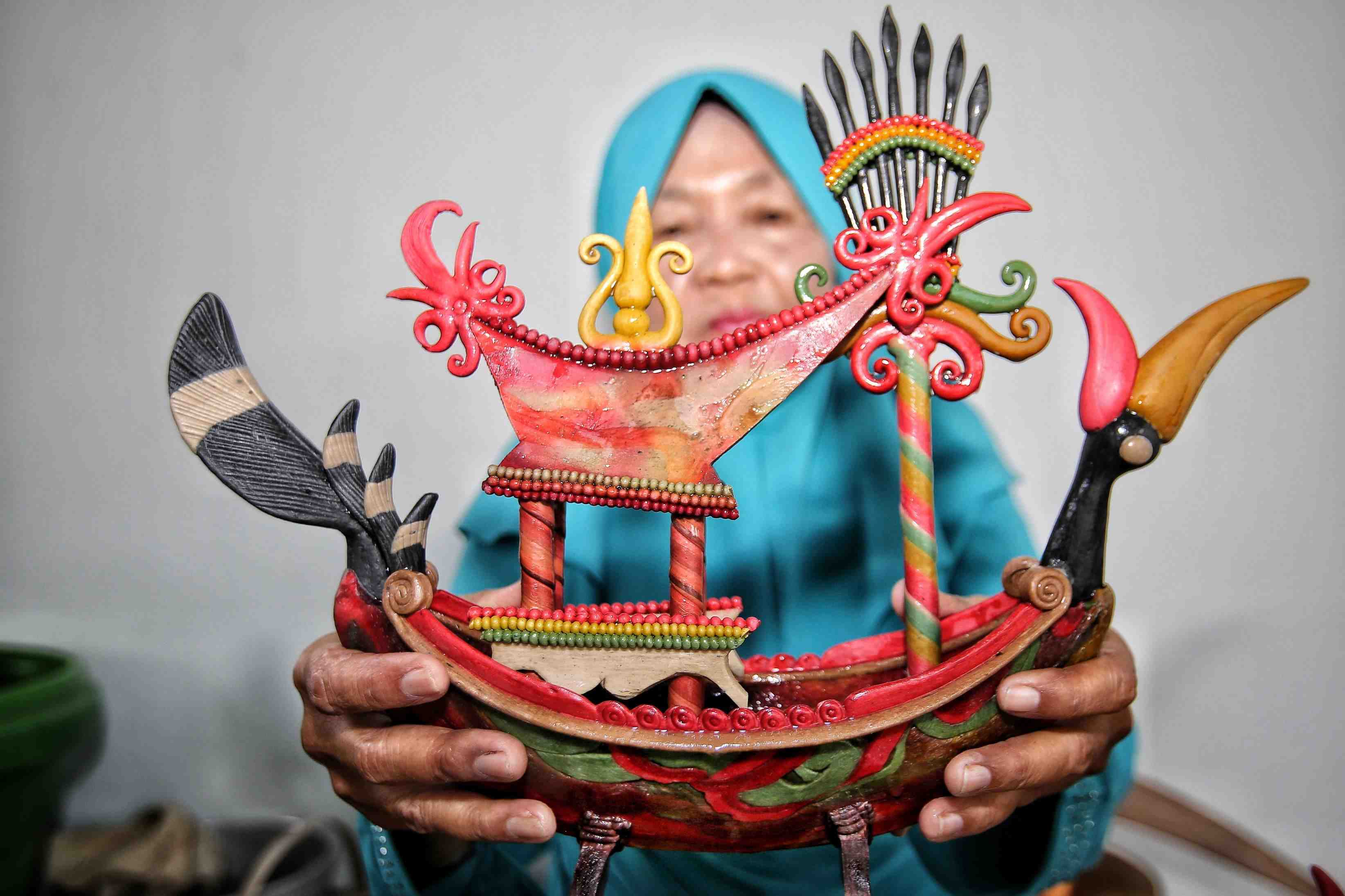 TUNJUKKAN KERAJINAN GETAH NYATU