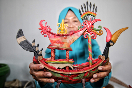 TUNJUKKAN KERAJINAN GETAH NYATU