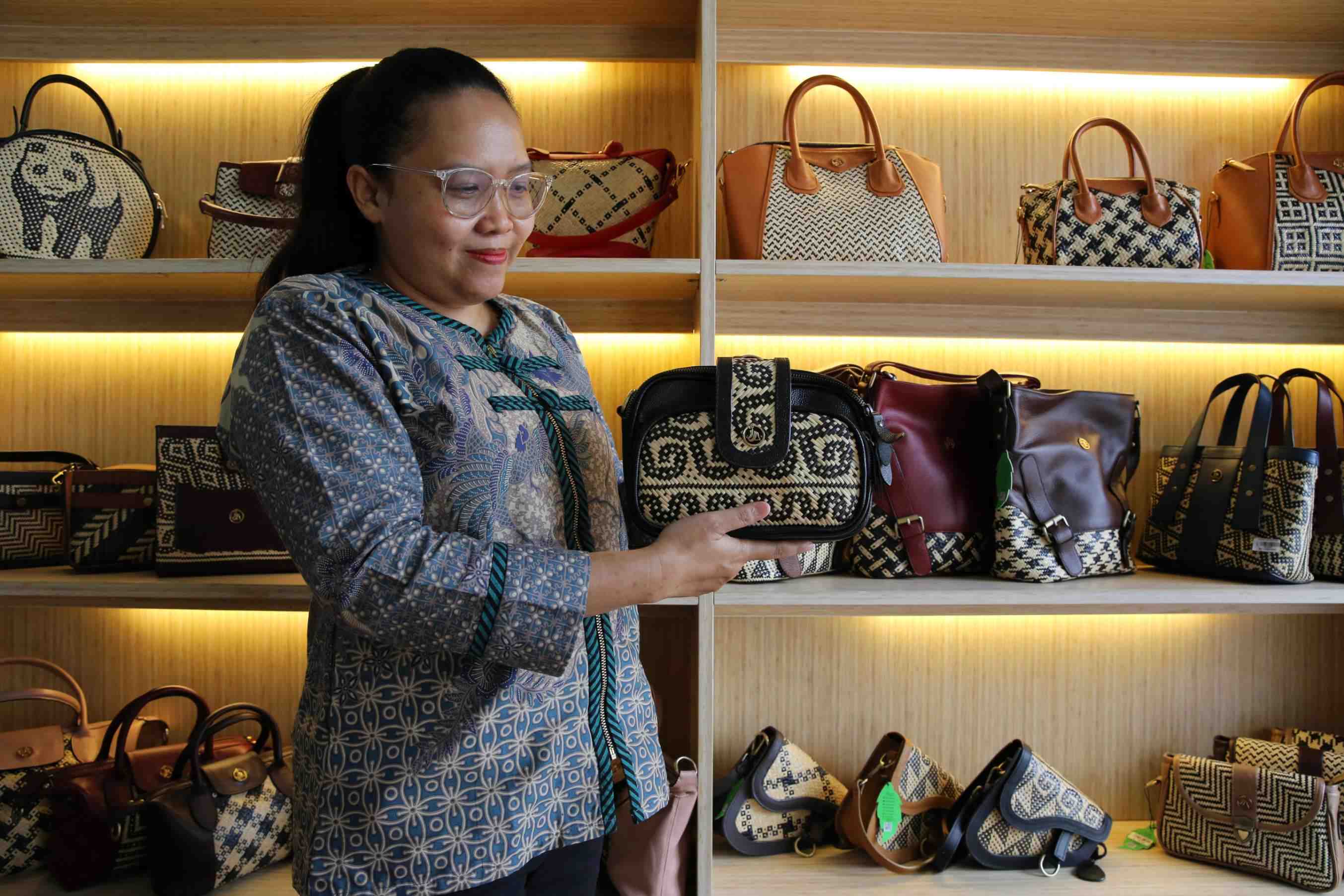 TUNJUKKAN TAS ANYAMAN ROTAN