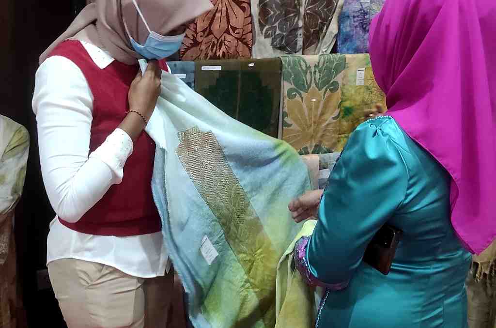 KOMBINASI KARAWO DAN CAT TEKSTIL