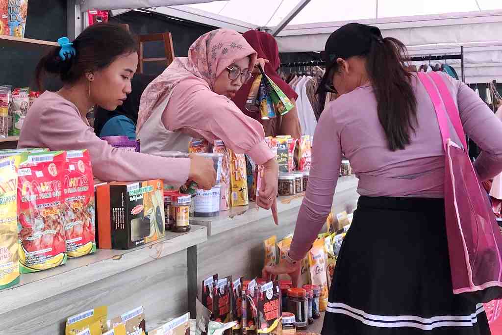 LAYANI PENGUNJUNG PESONA