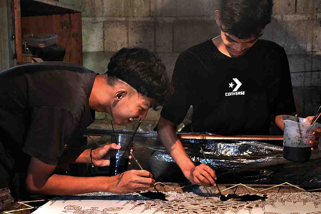 MEWARNAI BATIK BLORA