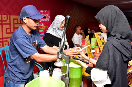 MELAYANI PEMBELI JUS JERUK
