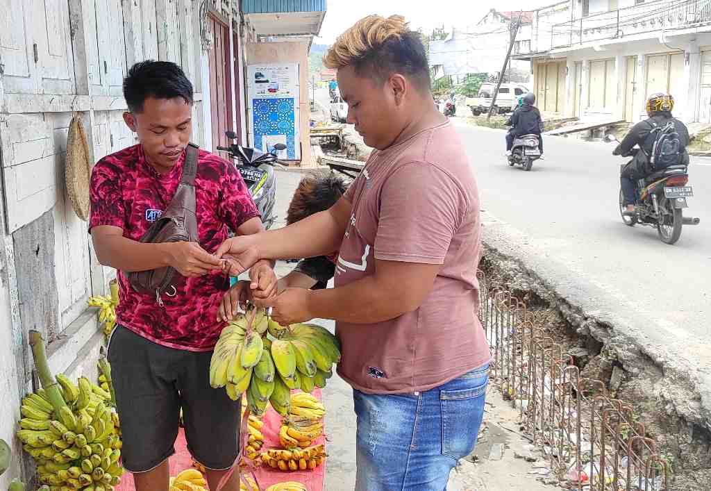 MELAYANI PEMBELI PISANG