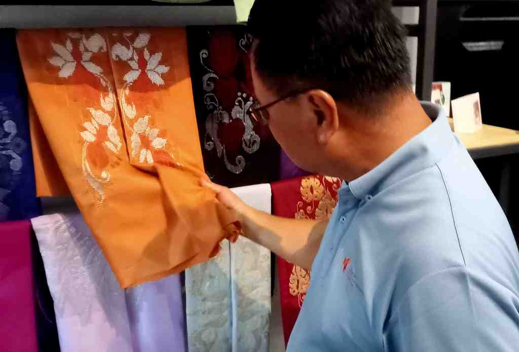 MELIHAT KAIN KARAWO