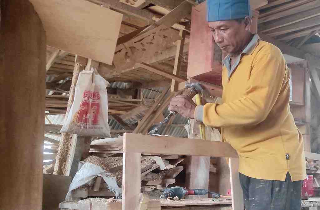 MEMAHAT PINTU LEMARI