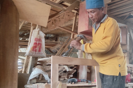 MEMAHAT PINTU LEMARI