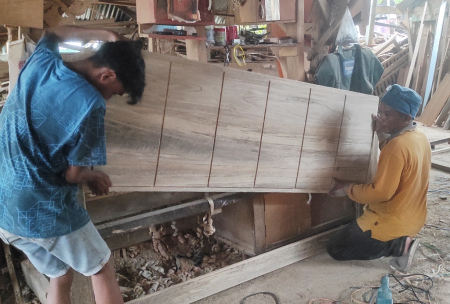 MEMASANG DAUN PINTU