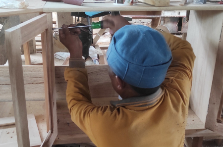 MEMASANG PINTU LEMARI