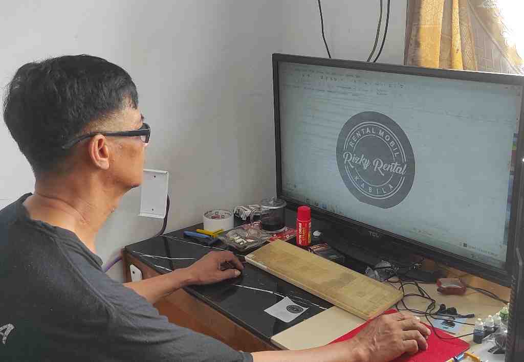 MEMBUAT DESAIN STEMPEL