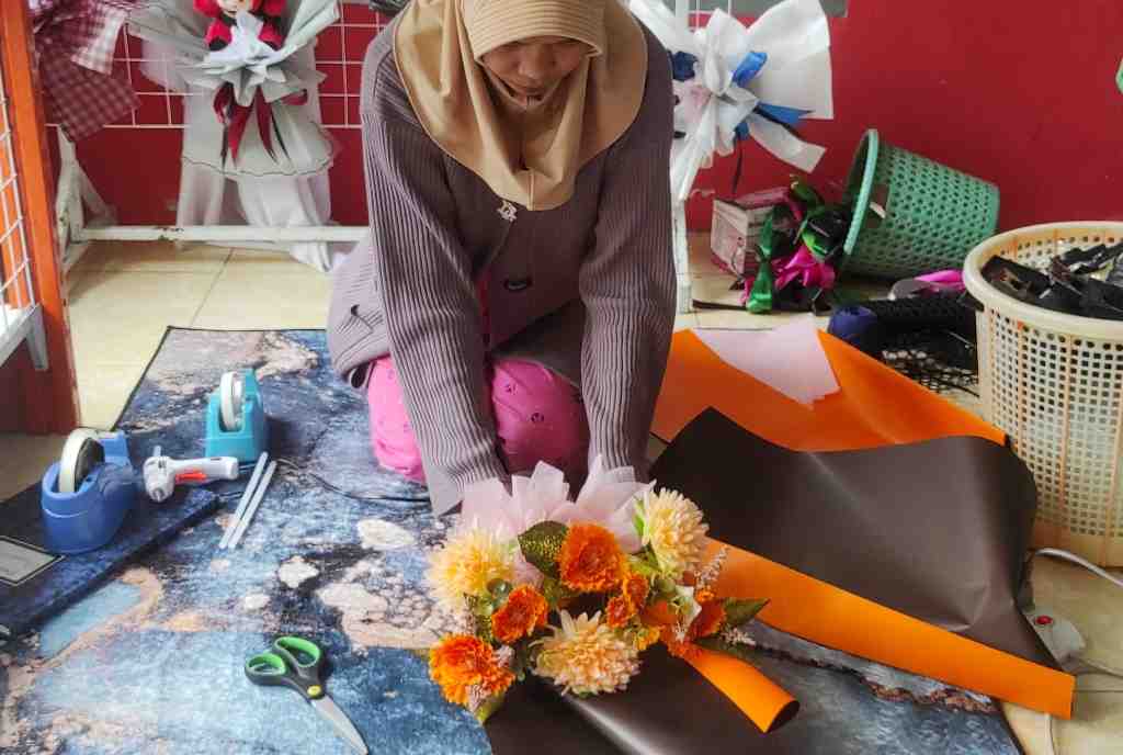 MEMBUNGKUS BUKET
