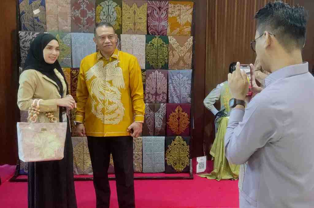 MEMOTRET PEMBELI KARAWO