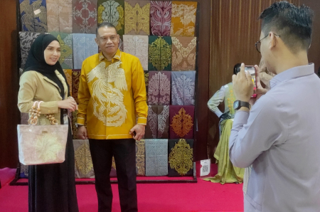 MEMOTRET PEMBELI KARAWO