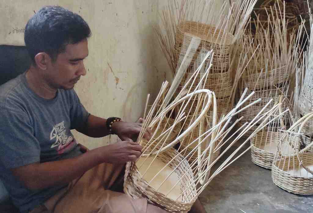 MENGANYAM KERANJANG BUAH