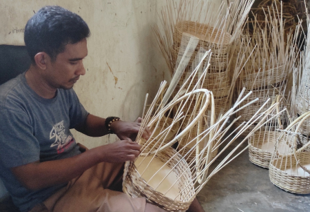 MENGANYAM KERANJANG BUAH