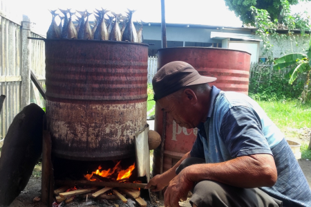 MENGASAPI IKAN CAKALANG