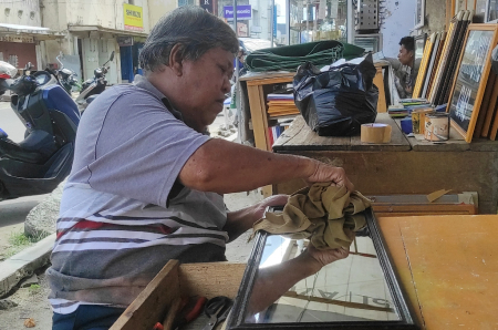 BERSIHKAN CERMIN