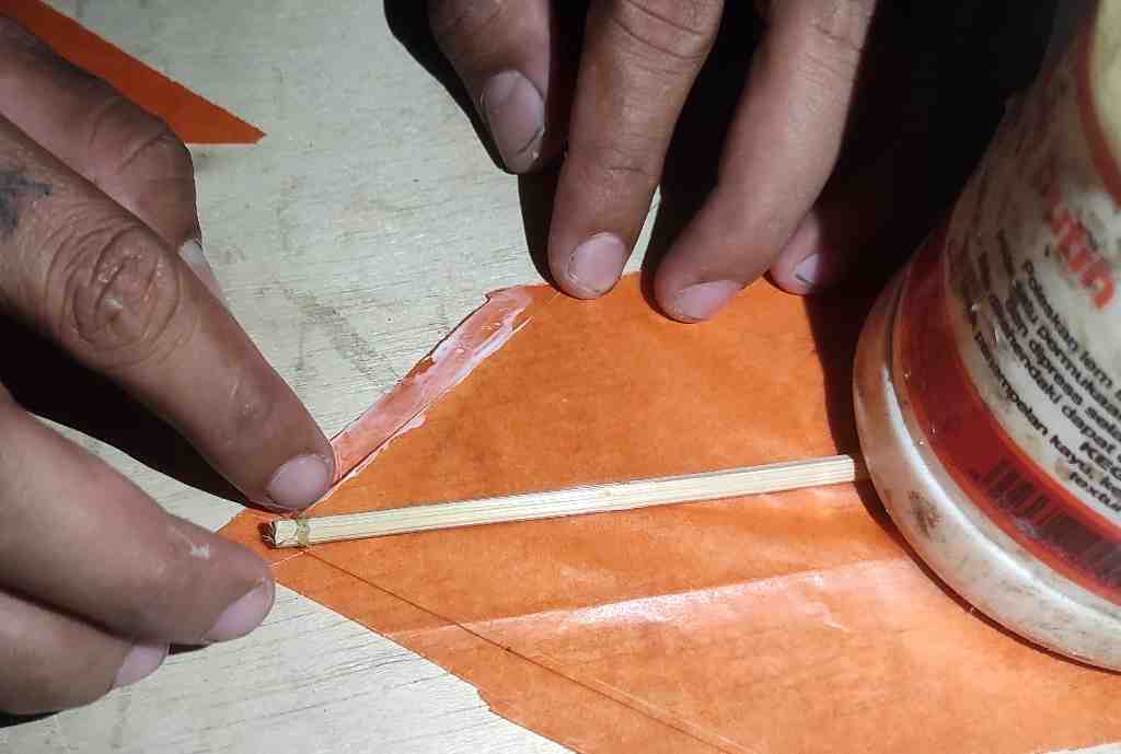 MENGELEM KERTAS LAYANG-LAYANG