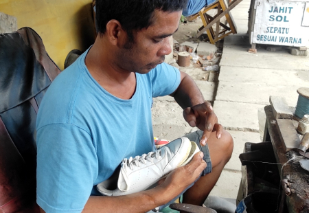 MENGELEM TAPAK SEPATU