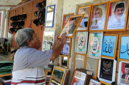 MENGGANTUNG BINGKAI FOTO