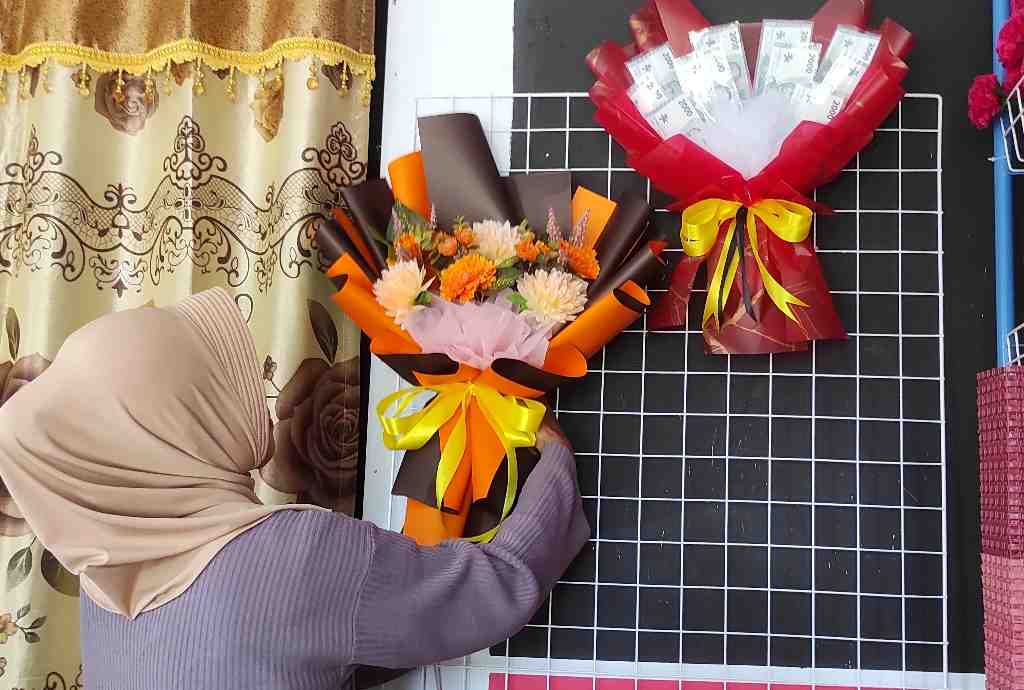 MENGGANTUNG BUKET