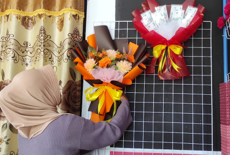 MENGGANTUNG BUKET