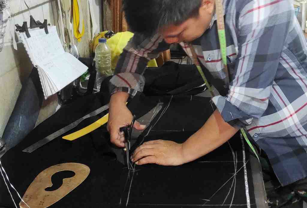 MENGGUNTING KAIN