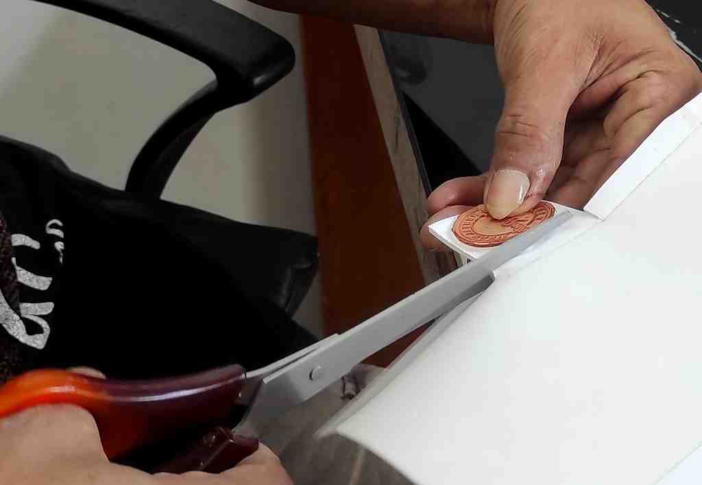 MENGGUNTING KARET STEMPEL