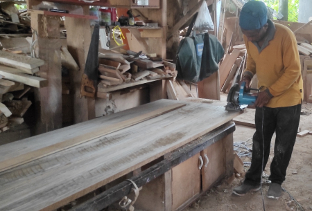 MENGIRIS PAPAN