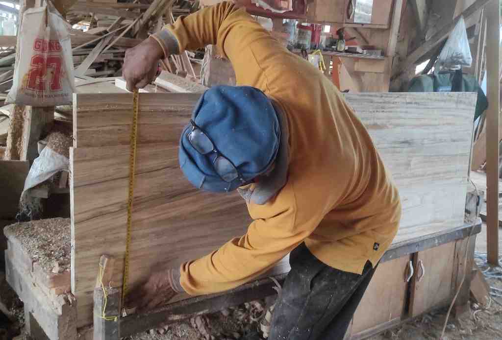 MENGUKUR LEBAR DAUN PINTU