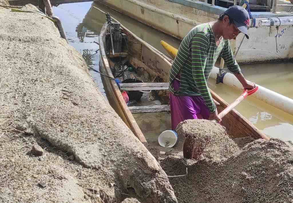 MENURUNKAN PASIR