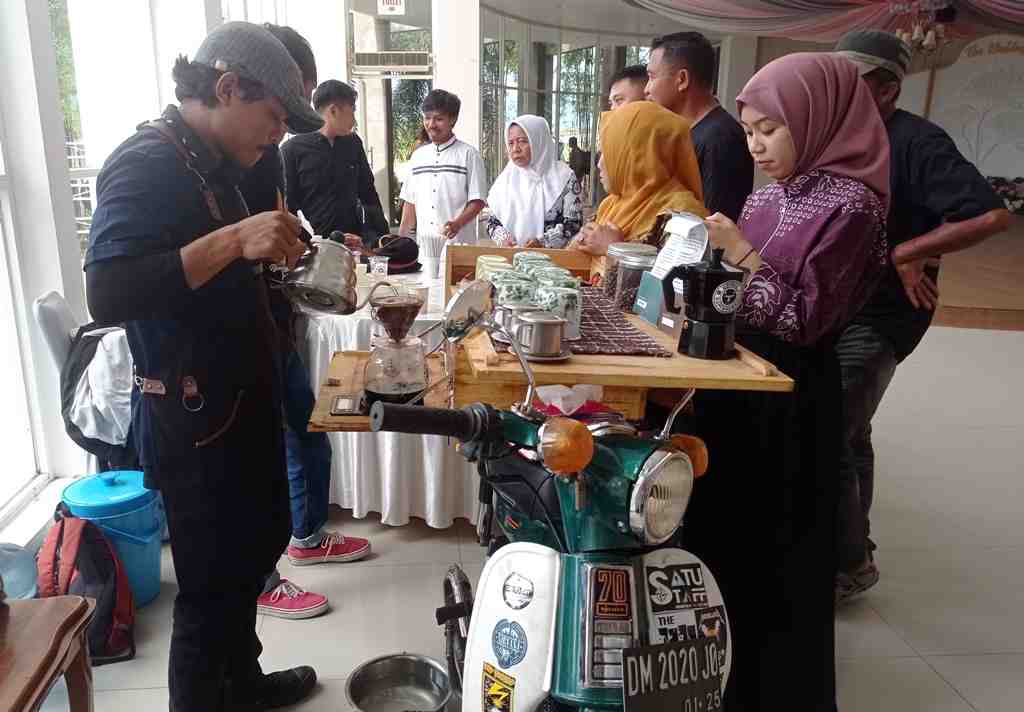 MENYEDUH KOPI