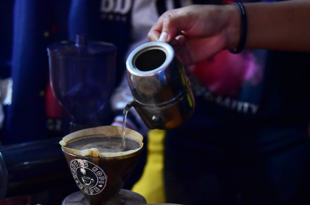MENYEDUH KOPI