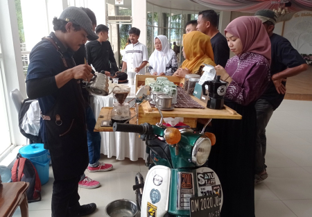 MENYEDUH KOPI