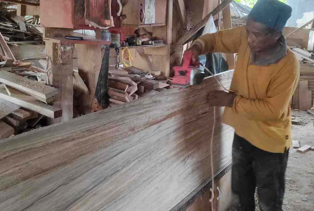 MENYERUT PAPAN PINTU