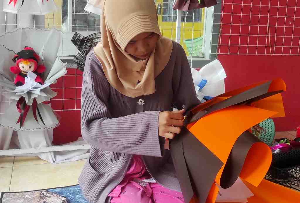 MERANGKAI WADAH BUKET
