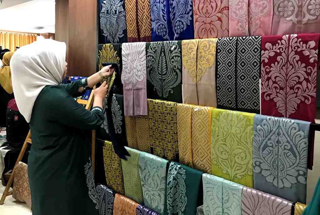 MOTIF KAIN KARAWO