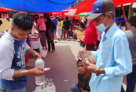 OMZET PENJUAL IKAN HIAS