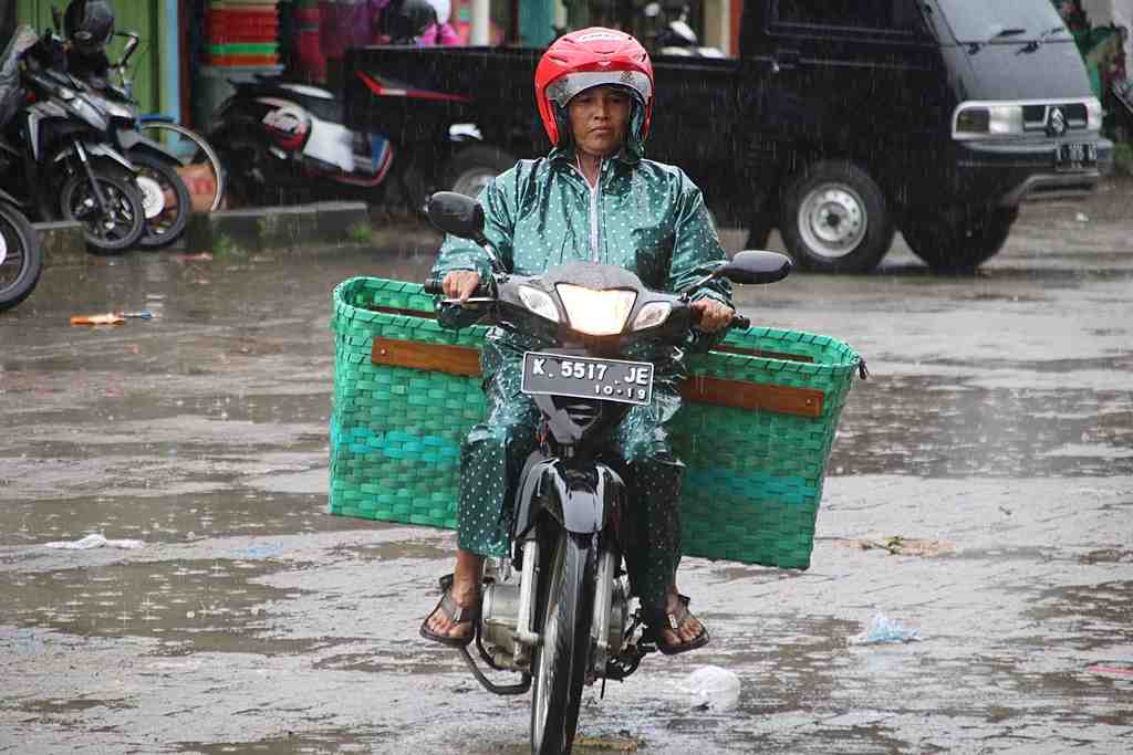 PAKAI MANTEL PELINDUNG HUJAN
