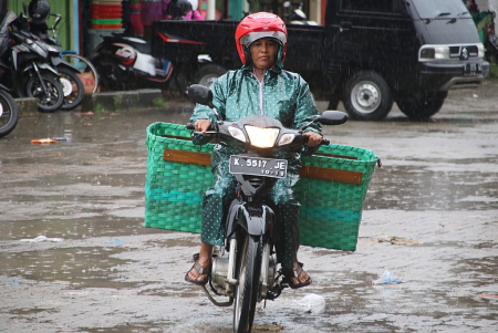 PAKAI MANTEL PELINDUNG HUJAN