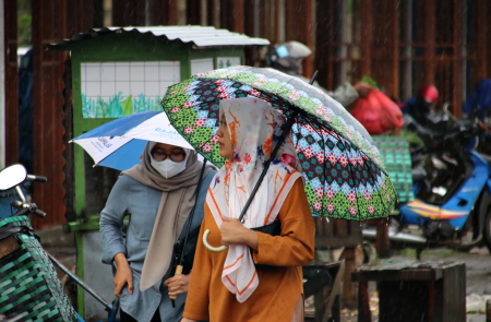 PAKAI PAYUNG PELINDUNG HUJAN