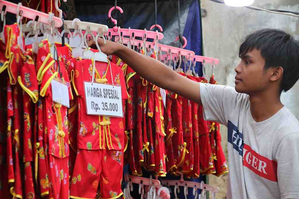 PENJUAL BAJU TRADISIONAL CINA