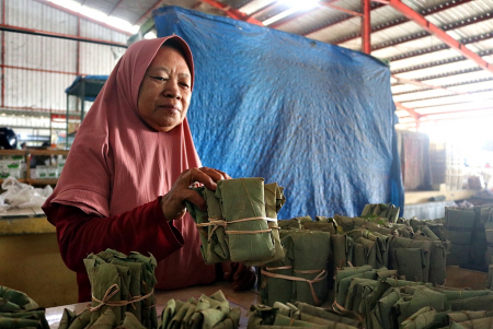 PENJUAL TEMPE BUNGKUS DAUN JATI