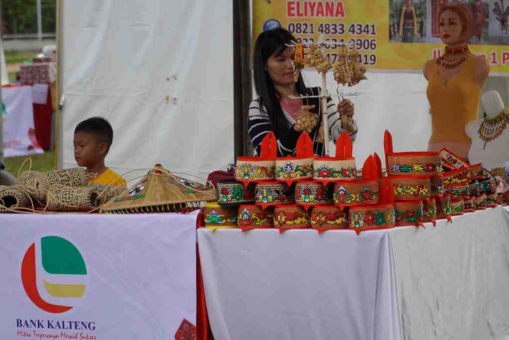 PEDAGANG KERAJINAN KHAS DAYAK