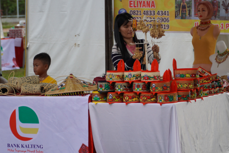 PEDAGANG KERAJINAN KHAS DAYAK