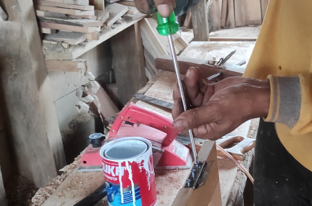 PASANG ENGSEL PINTU