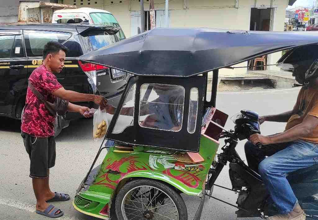 PEMBELI PISANG RAJA